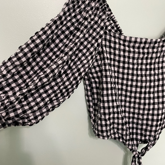 Such a fun crop top! Size M off the shoulder top. Black and white checkered. - Picture 6 of 8